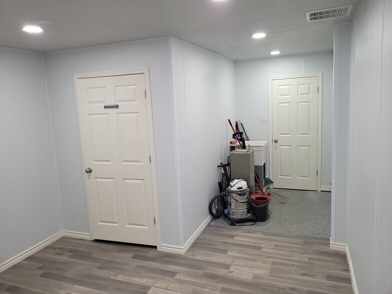 More Photos Of 4001 W Oak St, Palestine Self Storage For Lease