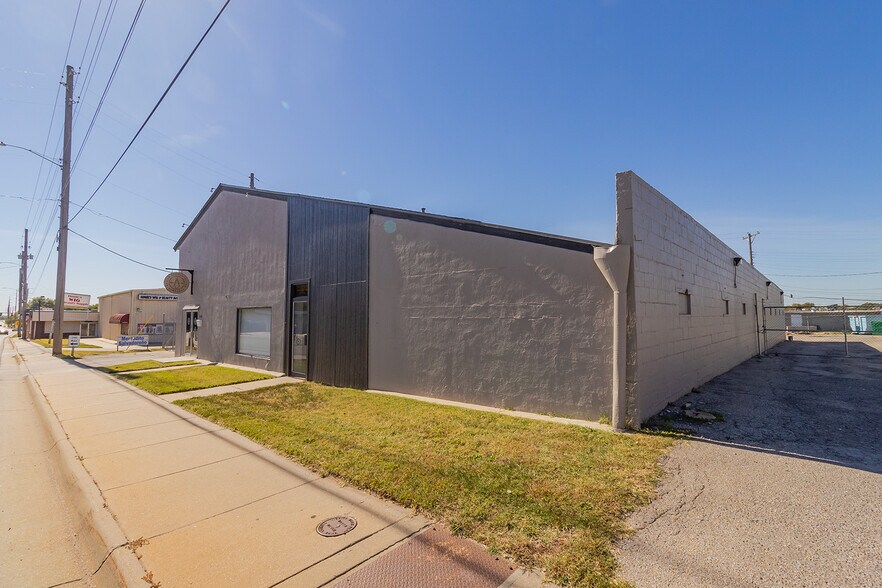 More Photos Of 1627 S Hillside St, Wichita Freestanding For Sale