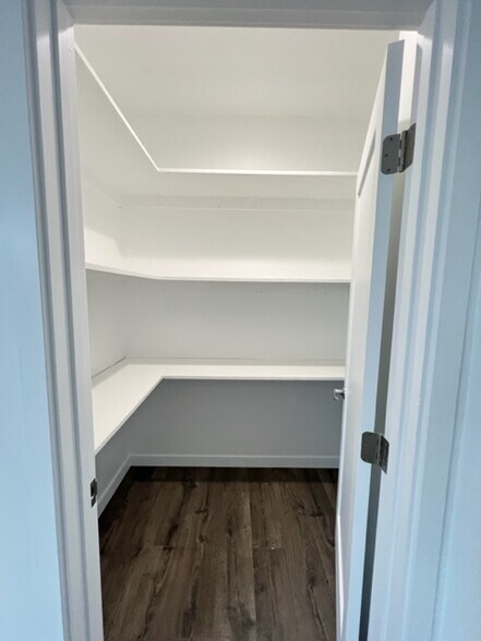 More Photos Of 1554 S Sepulveda Blvd, Los Angeles Office For Lease