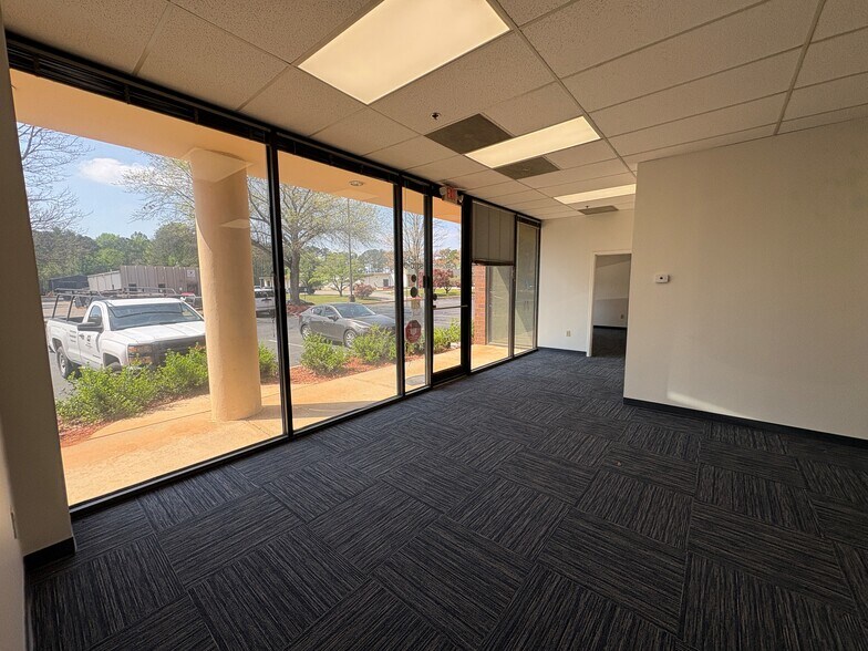 More Photos Of 5370 Truman Dr, Decatur Distribution For Lease