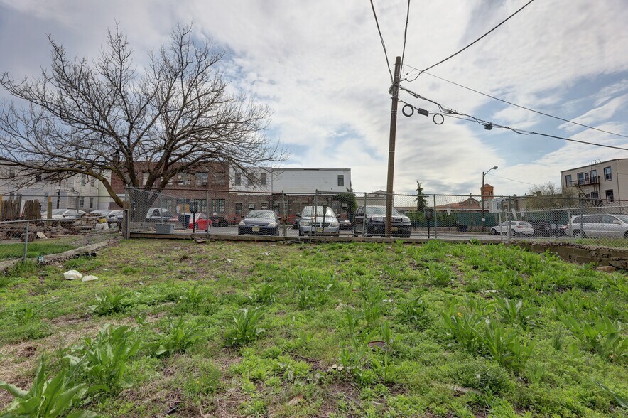 More Photos Of 900 Summit Ave, Union City Apartments For Lease