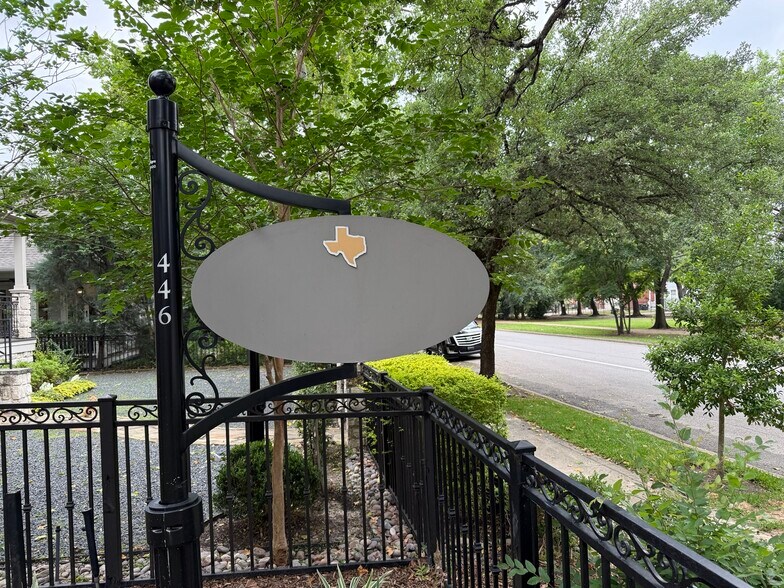 More Photos Of 446 Heights Blvd, Houston Office Residential For Lease