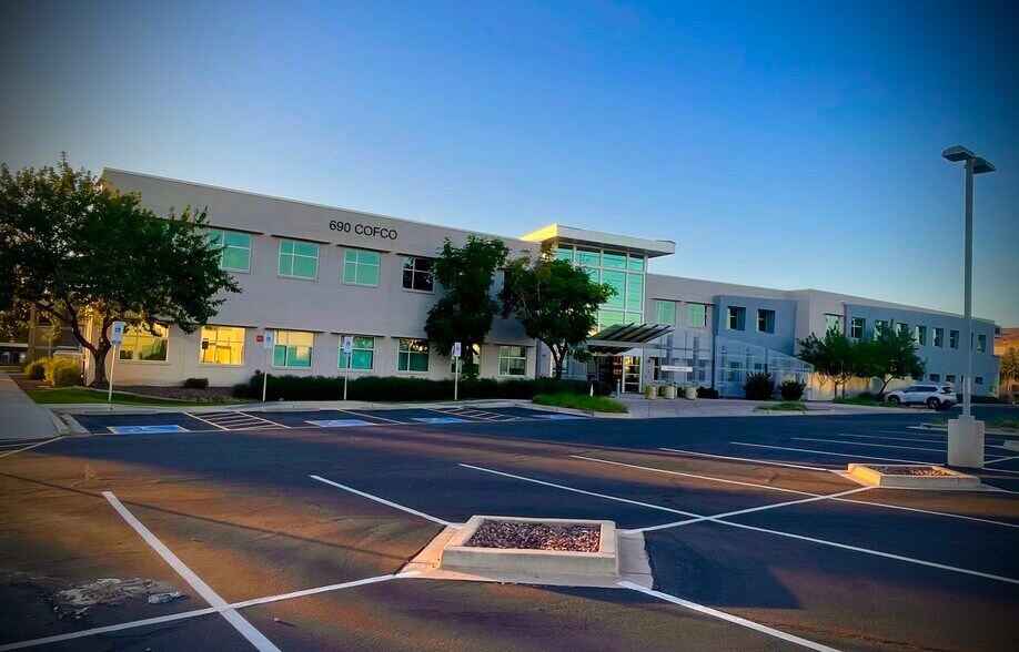 More Photos Of 690 N Cofco Center Ct, Phoenix Medical For Lease