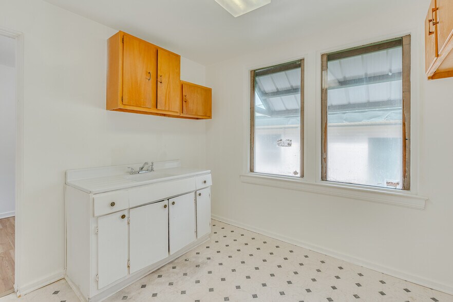 More Photos Of 1401 Spring Hill Ave, Mobile Medical For Sale