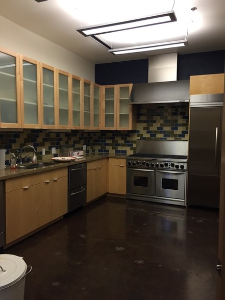 More Photos Of 1202 Dragon St, Dallas Flex For Lease