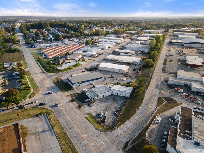 More Photos Of 875 Friedens Rd, Saint Charles Service For Sale