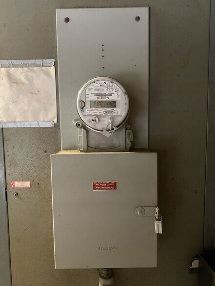 More Photos Of 888 Norfolk Sq, Norfolk Light Manufacturing For Lease