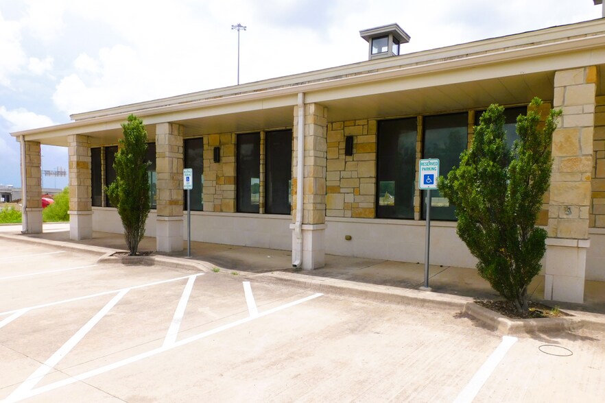 More Photos Of 1609 N Hwy 75, Sherman Medical For Lease