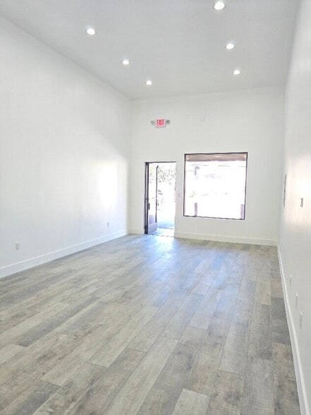 More Photos Of 4050 La Crescenta Ave, Montrose Storefront For Lease