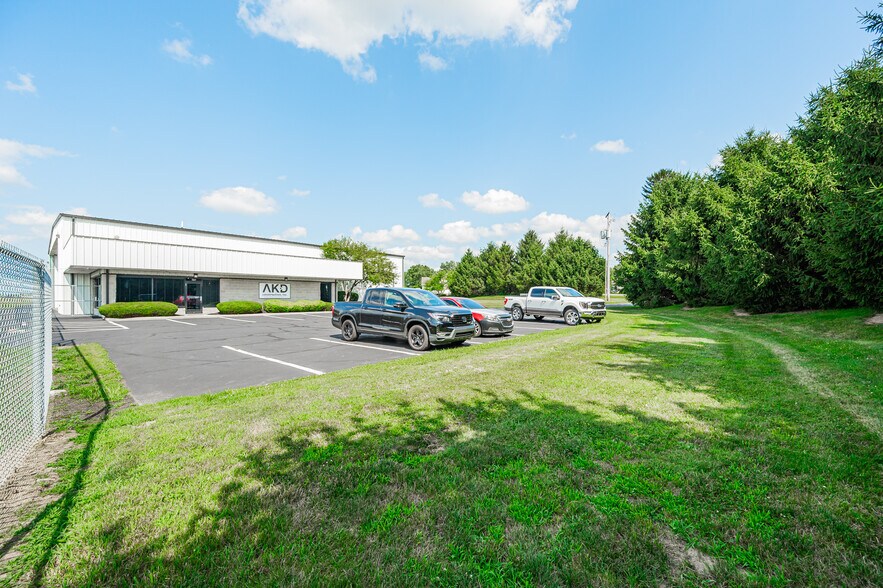 More Photos Of 300 Heath Rd, Heath Airplane Hangar For Sale