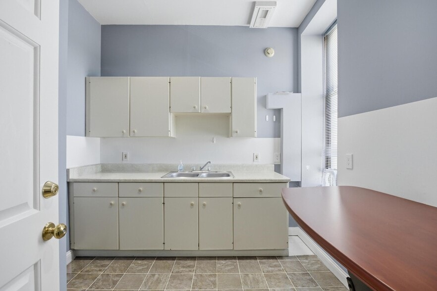 More Photos Of 2401 Broad Street, Chattanooga Office For Sale