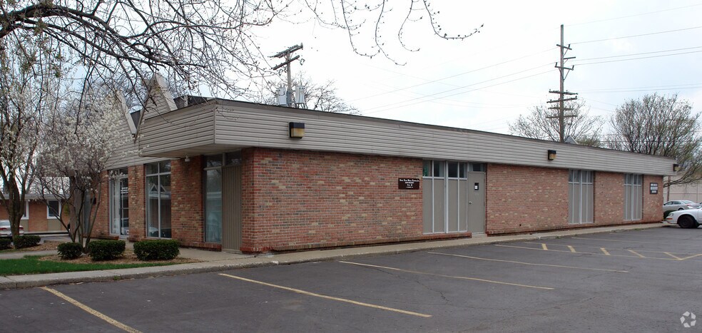More Photos Of 23030 Mooney St, Farmington Medical For Lease