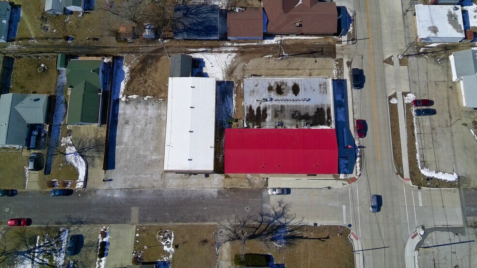 More Photos Of 1305 Black St, Pekin Flex For Sale