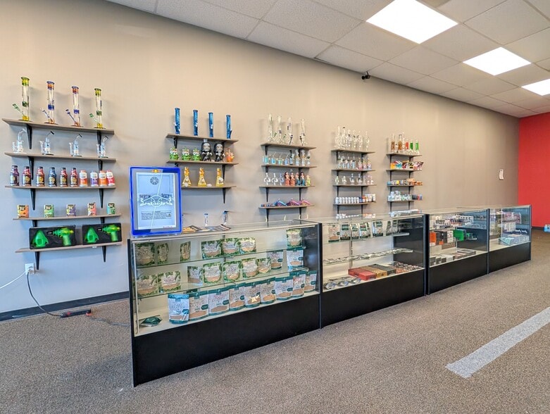 More Photos Of 9322 N Oak Trfy, Kansas City General Retail For Lease