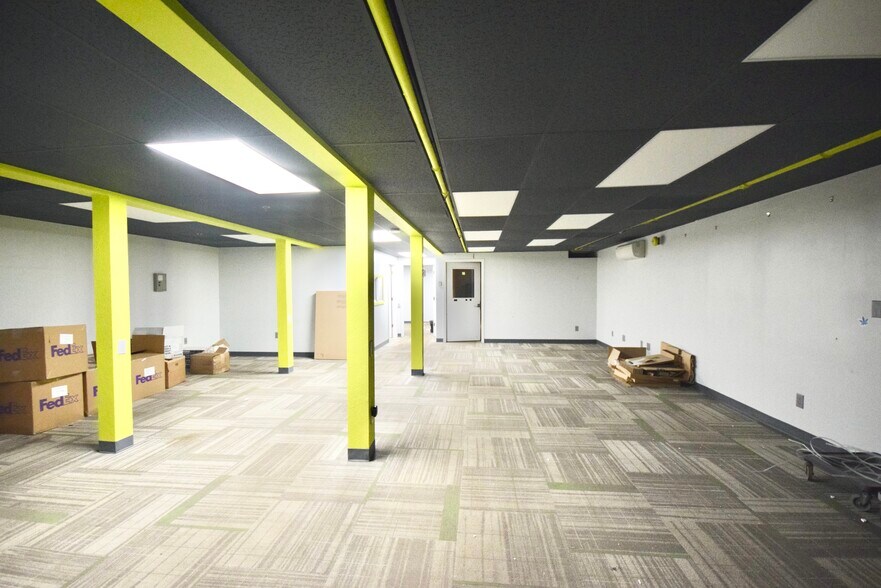 More Photos Of 2200 SE Mailwell Dr, Milwaukie Warehouse For Lease