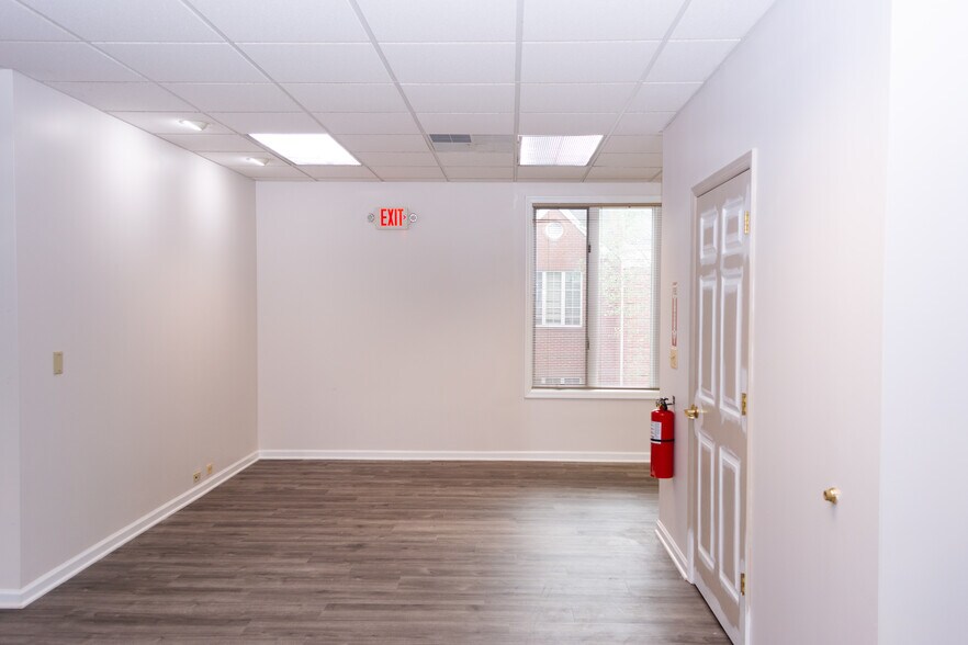 More Photos Of 812-824 Courtyard Dr, Hillsborough Medical For Lease