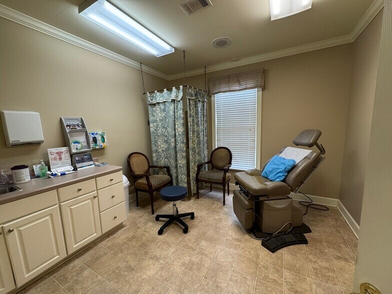 More Photos Of 1001 Fernwood Dr, Milledgeville Medical For Sale