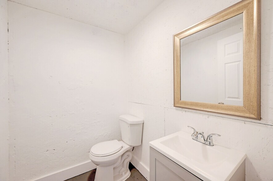 More Photos Of 1419 Fleming Dr, Seguin Flex For Sale