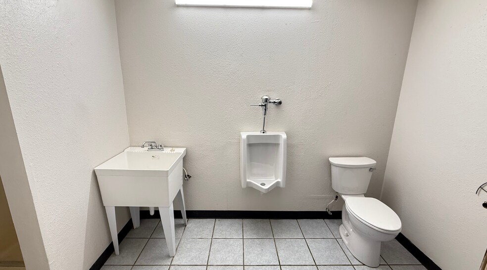 More Photos Of 1900 W 2nd St, Odessa Industrial For Lease