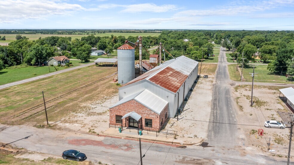 More Photos Of 151 5th St st, Honey Grove Flex For Sale