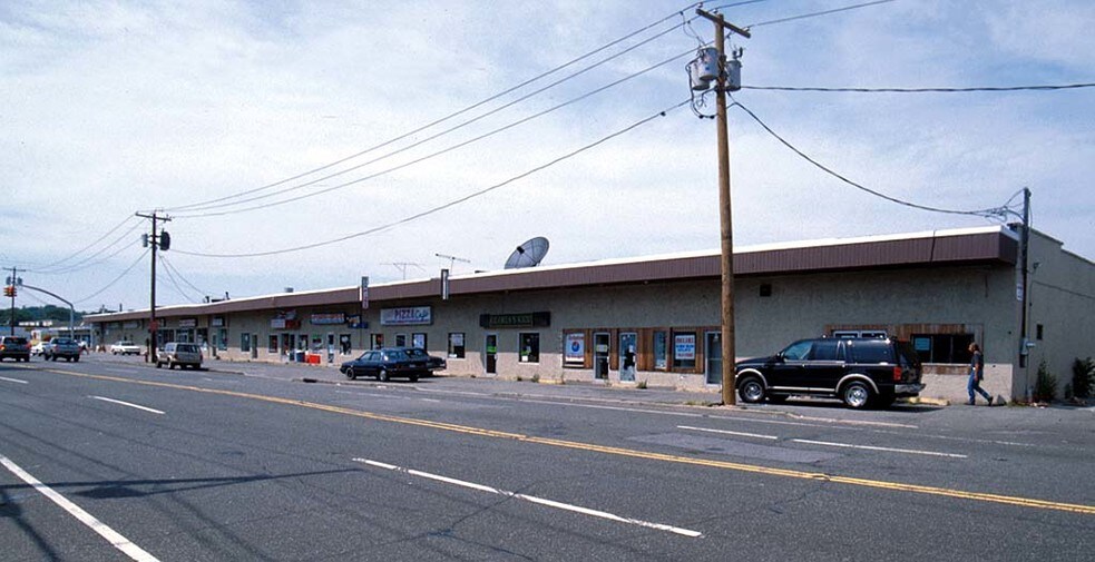 Primary Photo Of 235 Robbins Ln, Syosset Warehouse For Lease