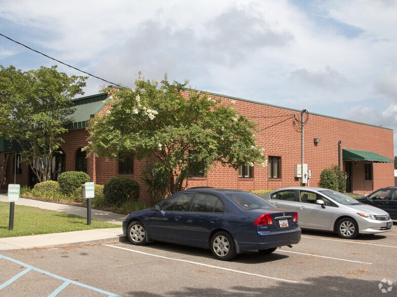 More Photos Of 472 Long Point Rd, Mount Pleasant Truck Terminal For Lease