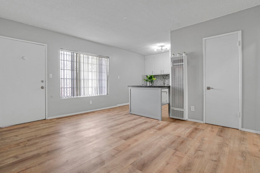 More Photos Of 1143 W 28th St, Los Angeles Multifamily For Sale
