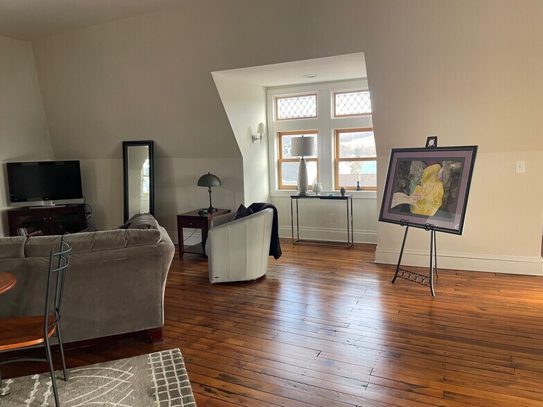 More Photos Of 301 Meyers Ave, Meyersdale Hotel For Sale