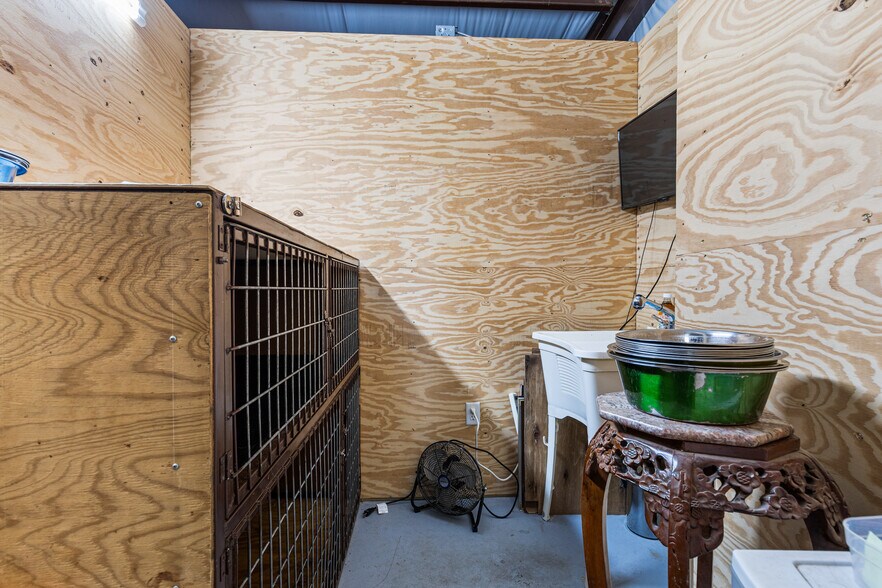 More Photos Of 819 N Main St, Gladewater Flex For Sale