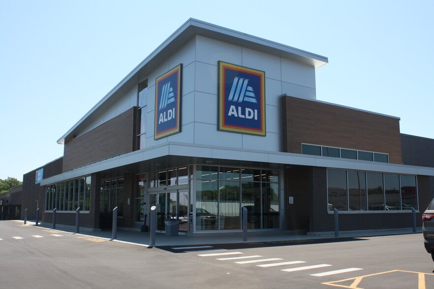 More Photos Of 3021-3039 E Michigan Ave, Jackson Unknown For Lease