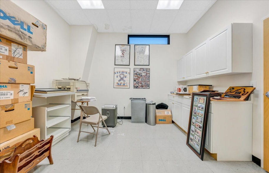 More Photos Of 119 E Cleveland Ave, Vinton Freestanding For Lease