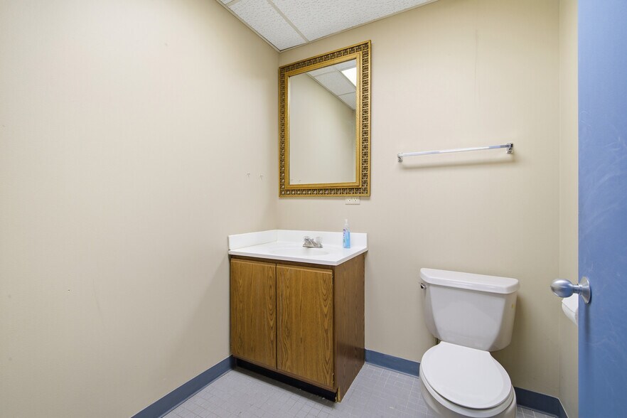 More Photos Of 800 S Milwaukee Ave, Wheeling Flex For Lease