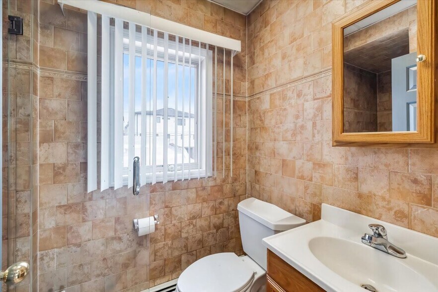 More Photos Of 456 Walker St, Fairview Flex For Lease