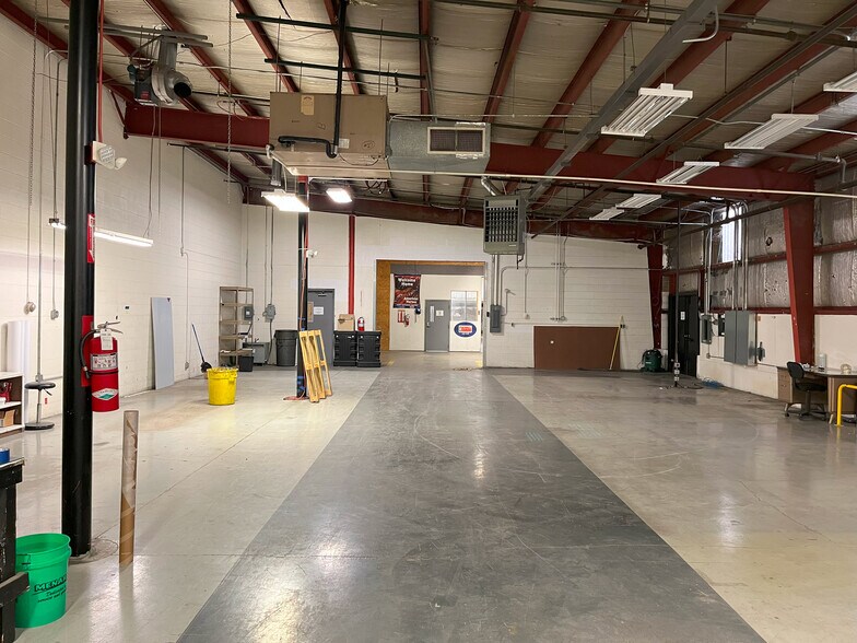 More Photos Of 508 Pasadena Ave, Crest Hill Manufacturing For Sale