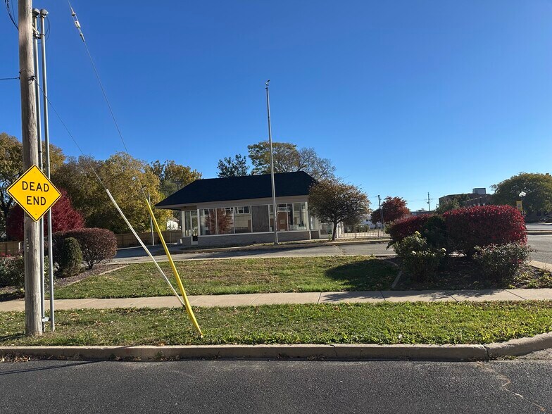 More Photos Of 1017 W Main St, Peoria Freestanding For Sale