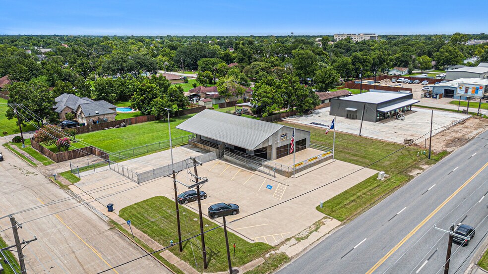 More Photos Of 110 N Walker St, Angleton Warehouse For Lease