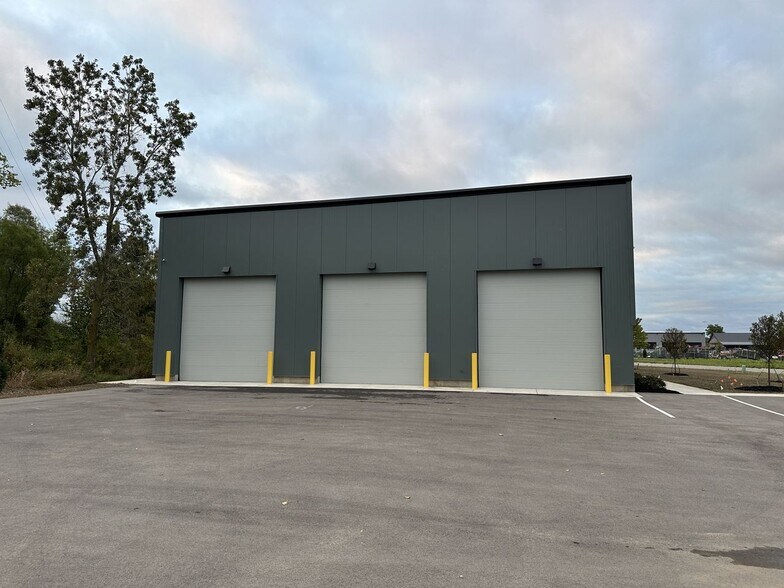 More Photos Of 956 Black river Dr, Zeeland Distribution For Lease