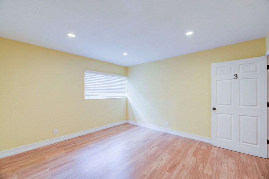 More Photos Of 359 10th St, West Palm Beach Storefront Retail Office For Sale