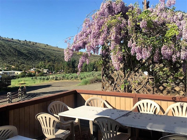 More Photos Of 99 3rd St, Maupin Restaurant For Sale