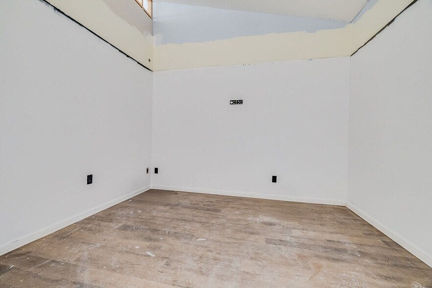 More Photos Of 302 W Victory Dr, Savannah Freestanding For Sale