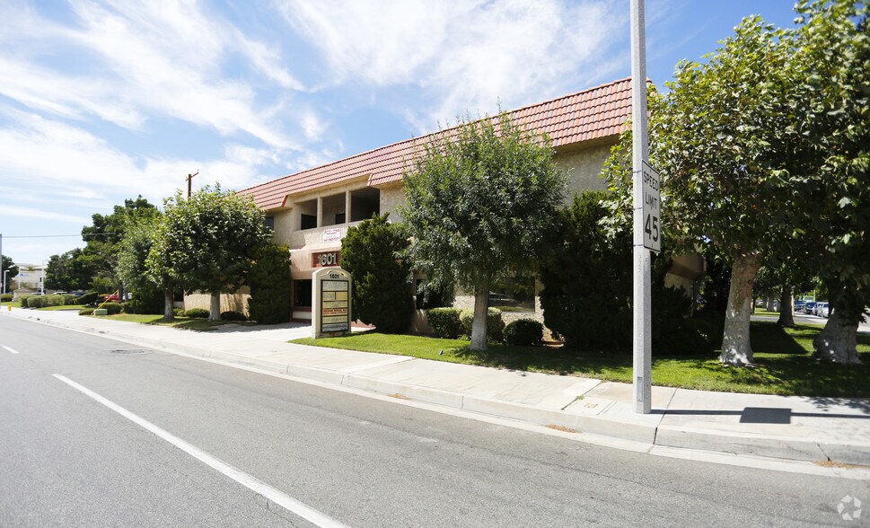 More Photos Of 1601 W Avenue J, Lancaster Medical For Lease