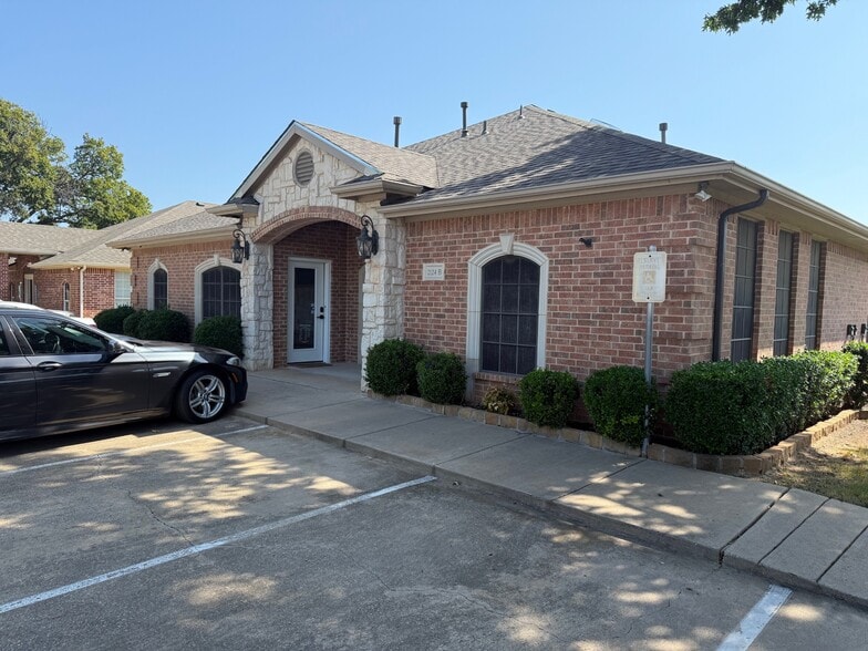 Primary Photo Of 2124 Parkwood Dr, Bedford Office For Lease