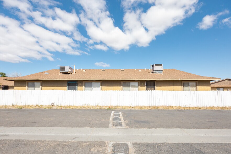 More Photos Of 11200 Chamberlaine Way, Adelanto Apartments For Sale