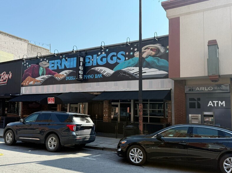 More Photos Of 312 South Ave, Springfield Bar For Lease