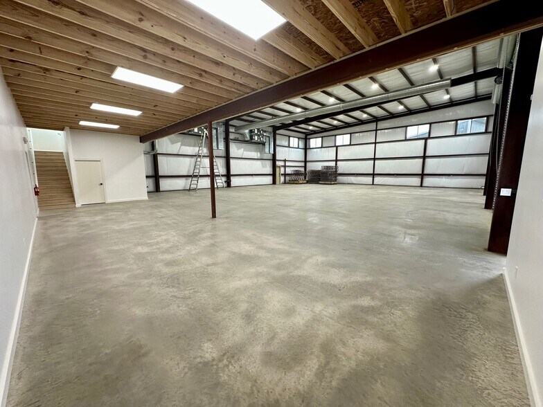 More Photos Of 10020 Darden Hill Rd, Austin Light Distribution For Sale