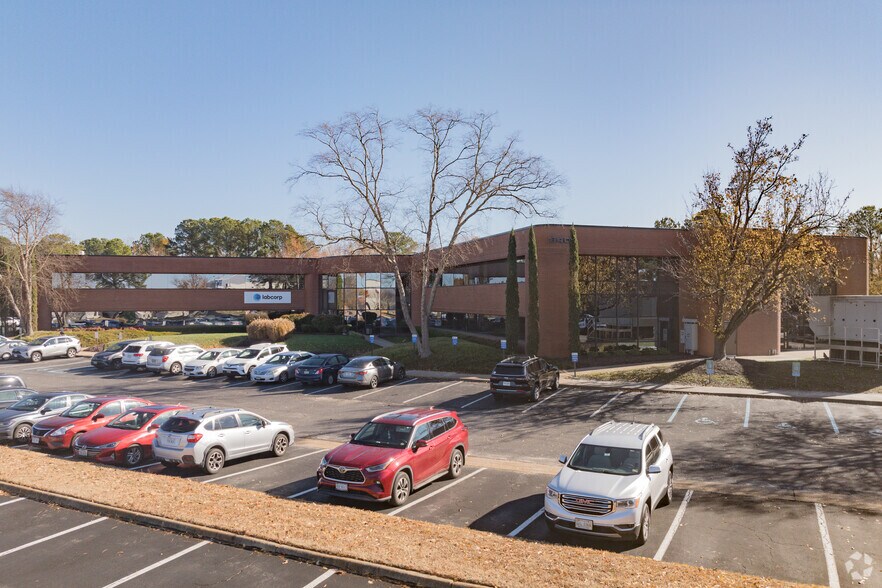 More Photos Of 840 Greenbrier Cir, Chesapeake Office For Lease