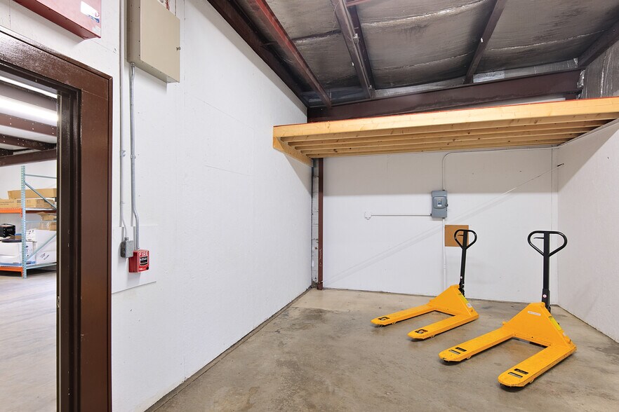 More Photos Of 1138 State St, Green Bay Warehouse For Sale