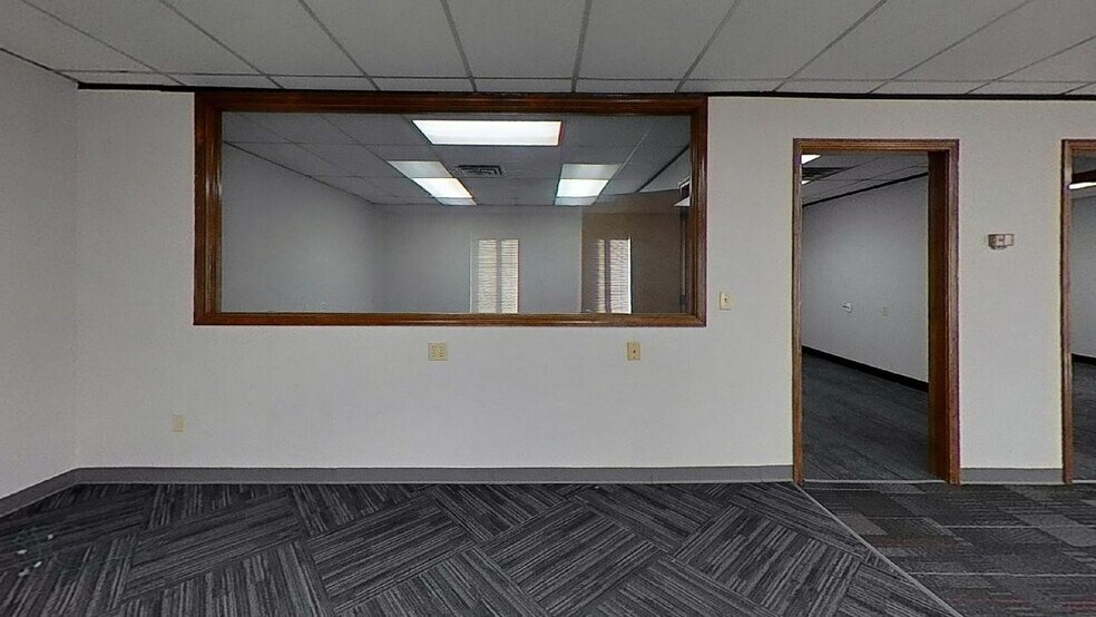 More Photos Of 913 W Holmes Rd, Lansing Medical For Sale