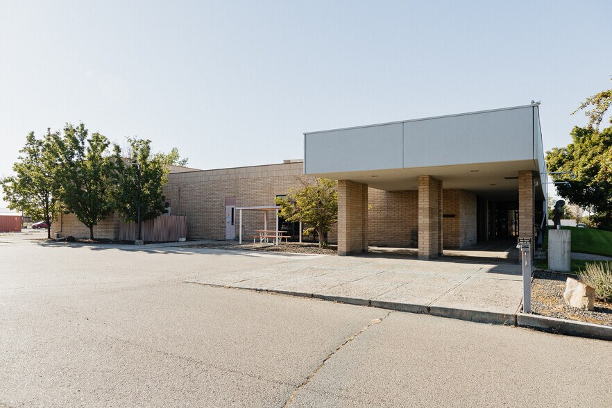 More Photos Of 1160 SW 4th St, Ontario Light Distribution For Sale