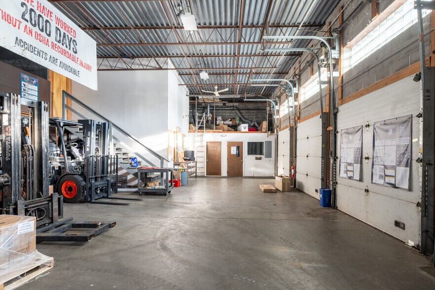 More Photos Of 151 Strong Rd, South Windsor Service For Sale